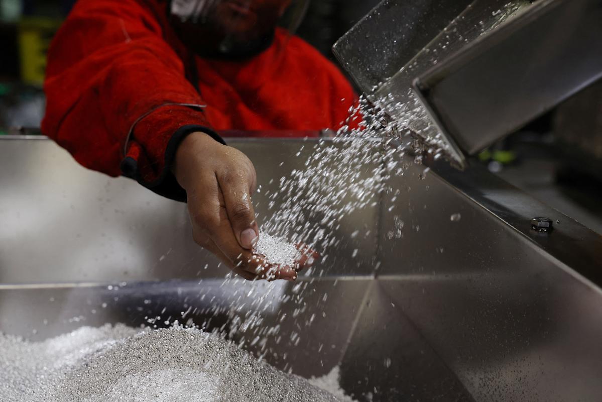 Gold Declines as Fed Remarks Stir Uncertainty Over Future Fee Cuts