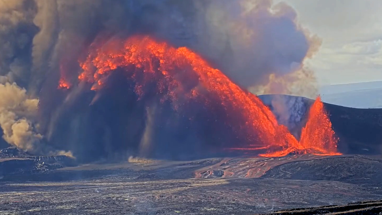 Kilauea Eruption: Massive Lava Fountain Destroys Webcam