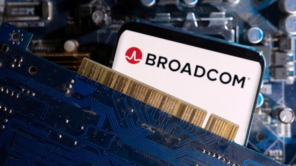Broadcom and Oracle Shares Decline Amid Intense AI Market Competitors