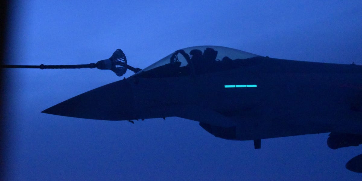 Fueling the Skies: The Spectacle of Fighter Jets Refueling at 30,000 Feet