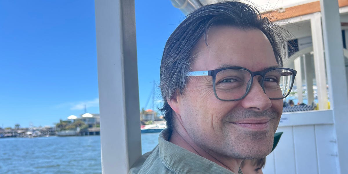 Australian Dad Advocates for Out of doors Play Over Display screen Time