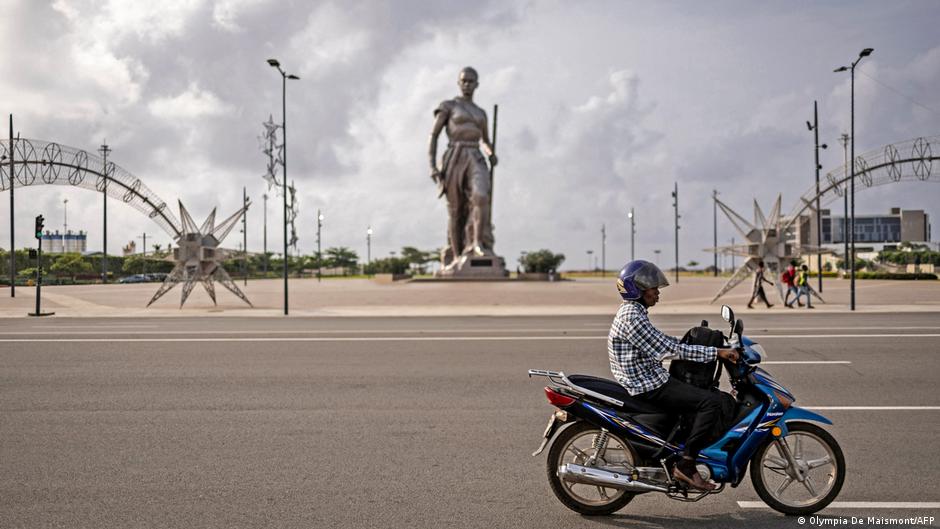 Coup Try Leaves Casualties, Chief Nonetheless Unaccounted For – DW – 12/08/2025