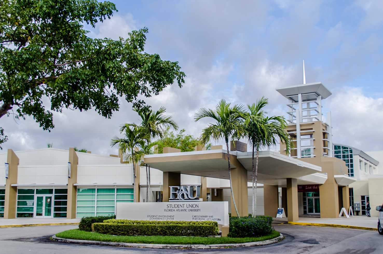 FAU Unveils Modern Lounge in Student Union Renovation