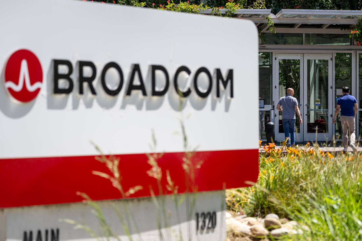 Broadcom Leads AI Sector Decline on Friday