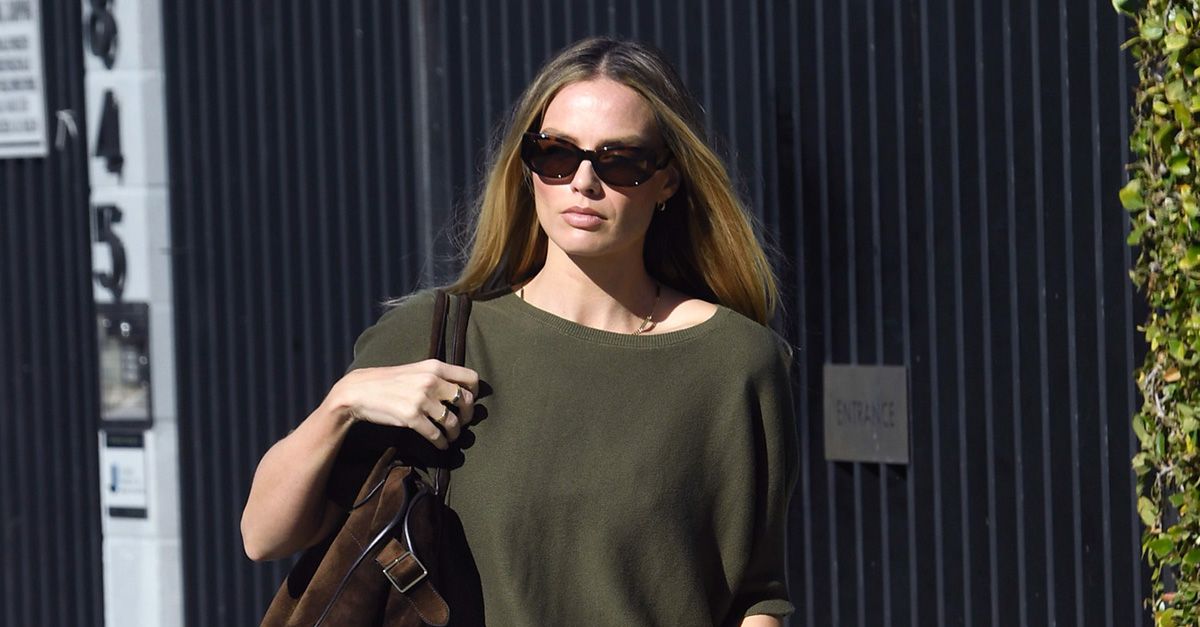 Margot Robbie’s Trendsetting Tackle Mesh Flats for 2026