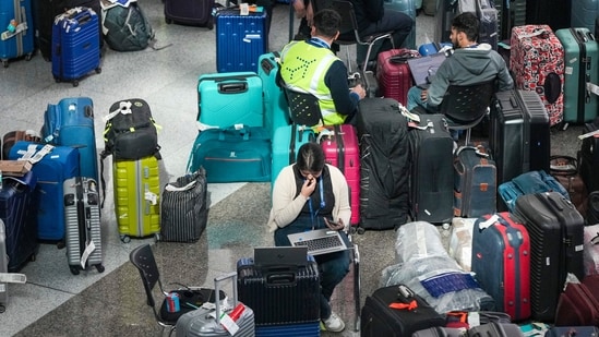 Airline to Ship 8,500 Stranded Baggage After 400 Flight Cancellations