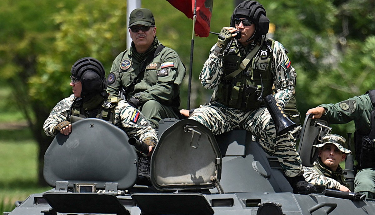 Venezuela Mobilizes 5,600 Troops Amid U.S. Navy Presence