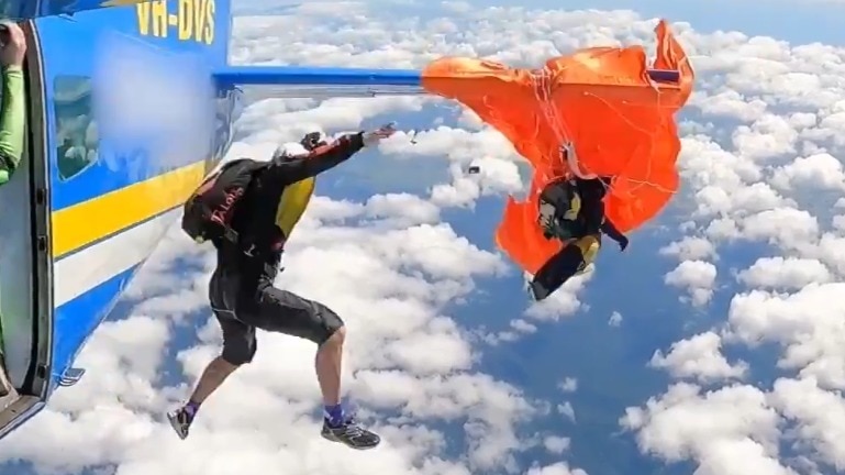 Skydiver Caught in Aircraft’s Propeller Cuts Parachute at 15,000 Ft to Survive