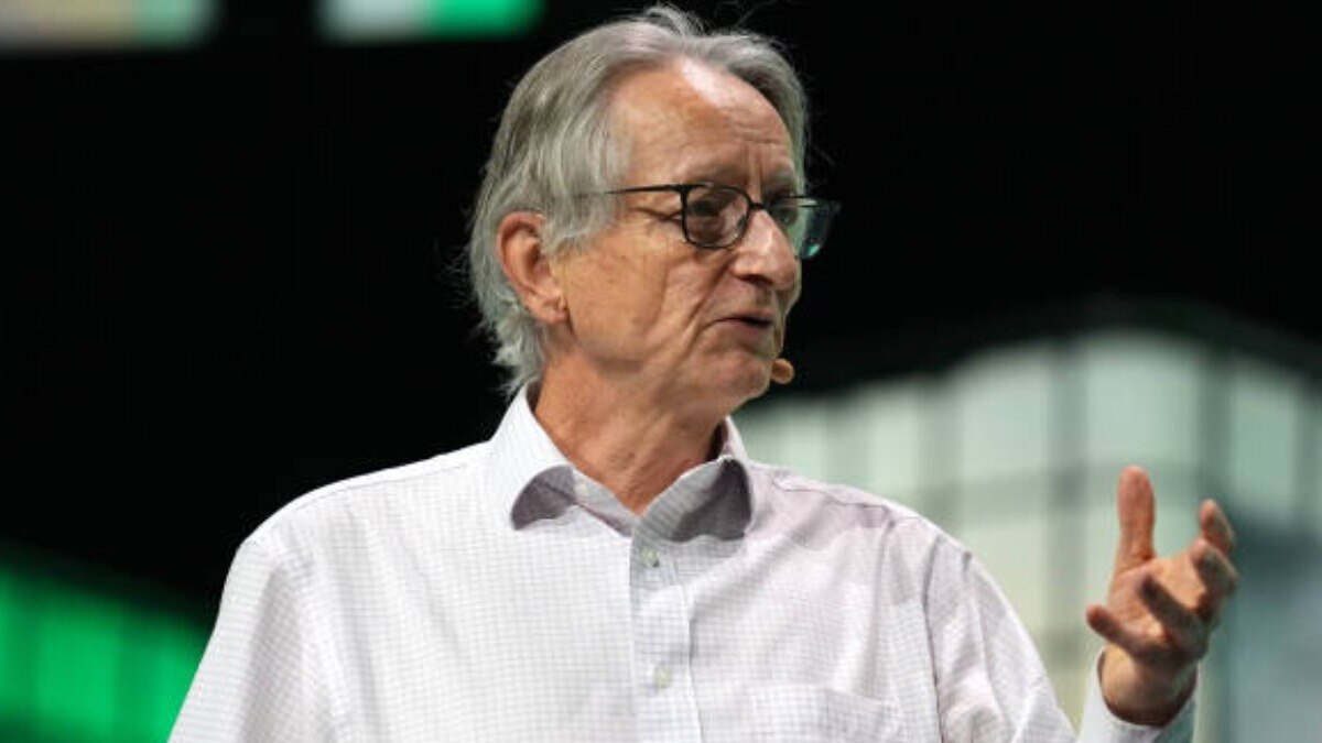 AI Expert Warns Mid-Level Programmers May Be Replaced, Advocates for CS Degrees