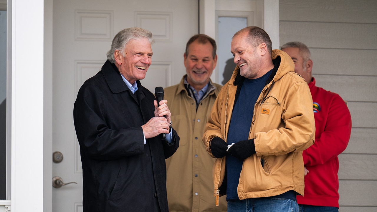 Franklin Graham Commemorates Christmas by Dedicating 18 Homes to Kentucky Flood Survivors
